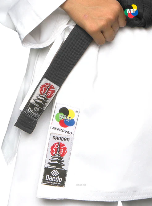 Karategi Daedo Shodan WKF - Uniforme Intermedia Kata e Kumite - Image 3