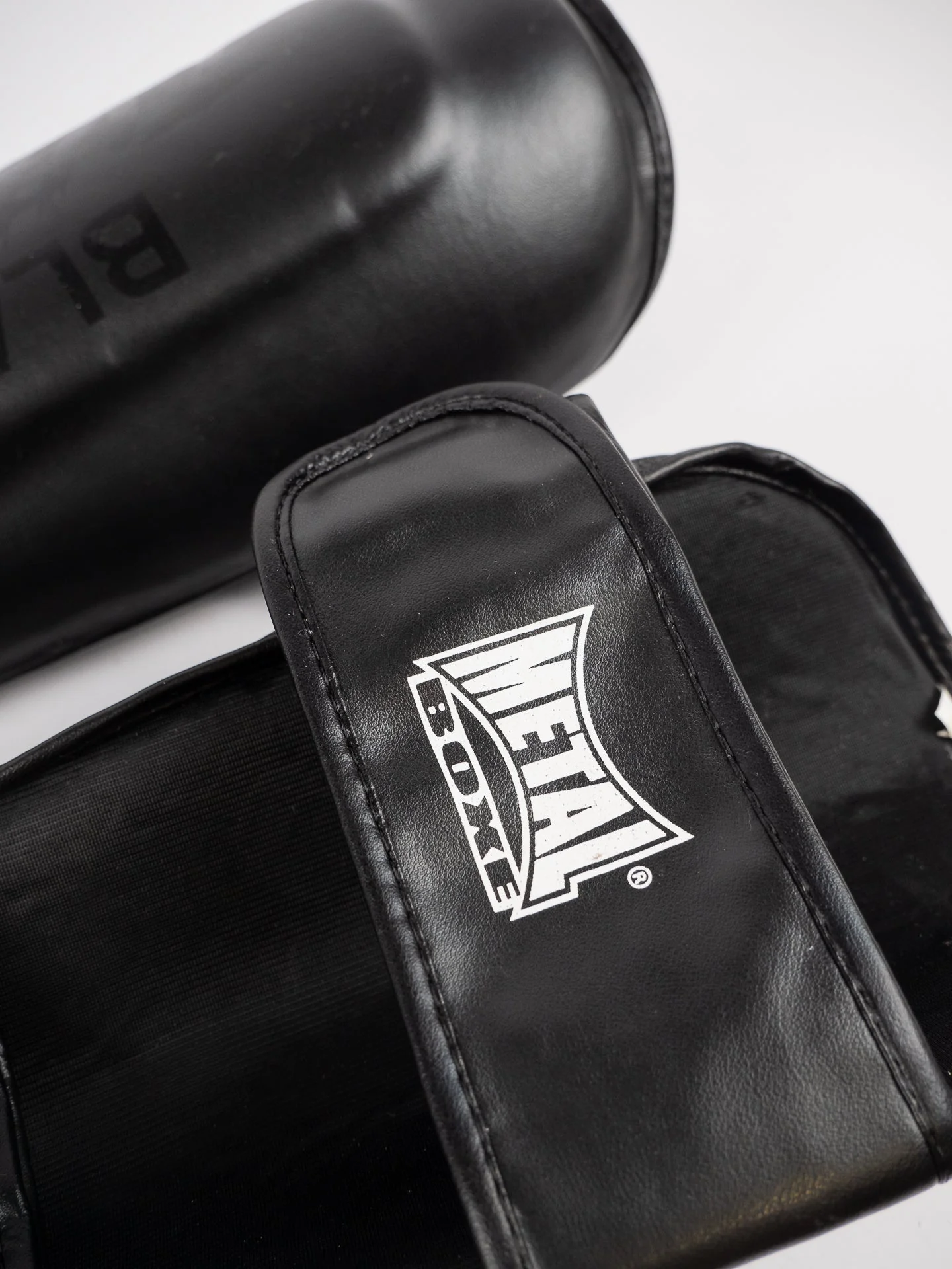 Paratibia Metal Boxe Furious Black – Leggerezza e Protezione - Image 3